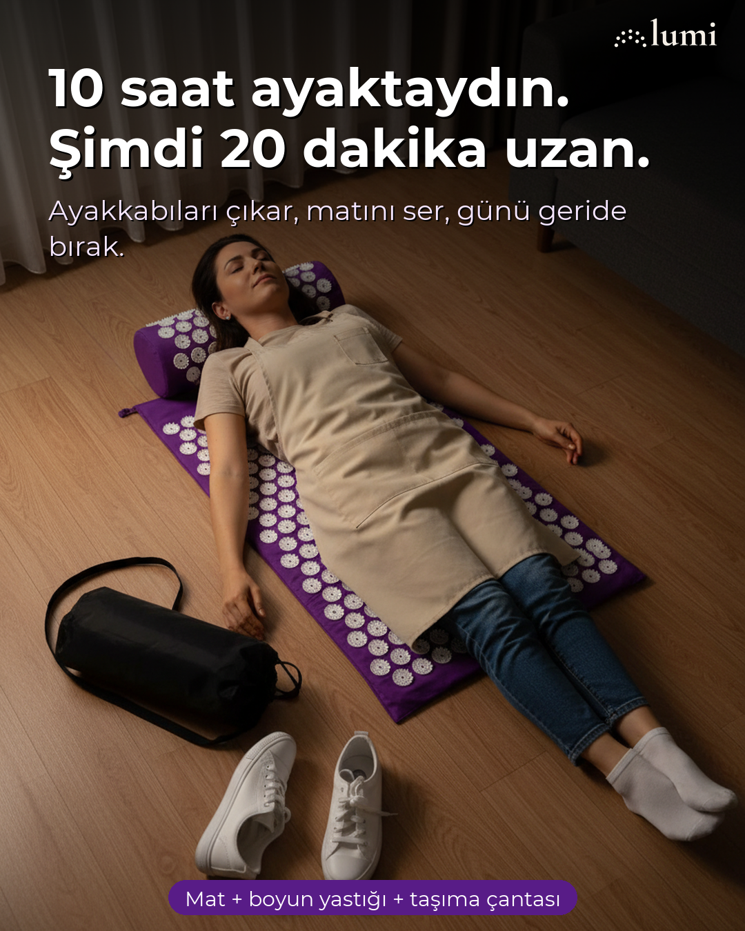Gün sonu evde akupresür matı ve dikenli boyun yastığı üzerinde uzanan kadın, yanında taşıma çantası