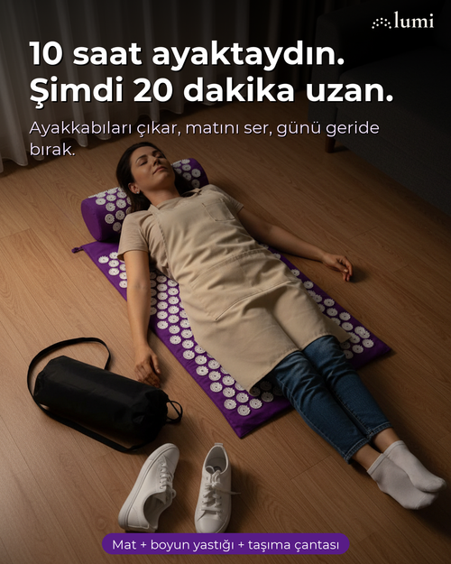 Gün sonu evde akupresür matı ve dikenli boyun yastığı üzerinde uzanan kadın, yanında taşıma çantası